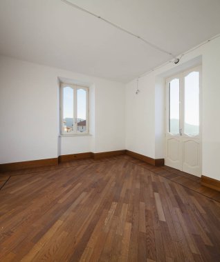 İsviçre hills bakan iki pencereler beyaz boş oda. İçeride kimse yok.