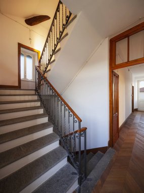 Merdiven kaya beyaz duvarlı eski bir villa. İçeride kimse yok