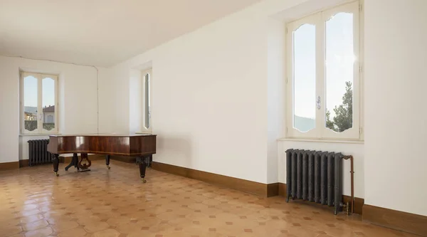 Empty Room Antique Piano Vintage Heaters Fantastic View Nobody — Stock Photo, Image