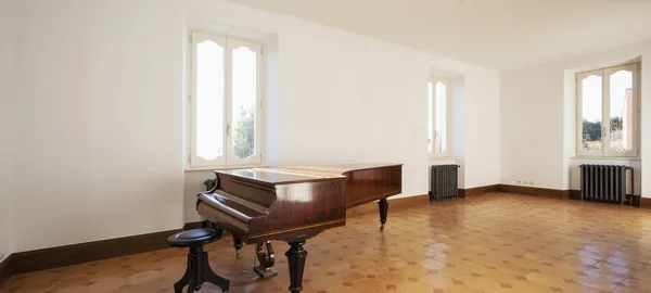 Chambre Vide Avec Piano Antique Chauffe Plats Vintage Vue Imprenable — Photo