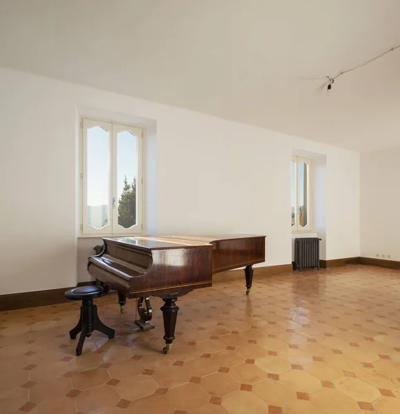 Pusty Pokój Antyczne Pianino Vintage Grzejniki Fantastyczny Widok Nikt Nie — Zdjęcie stockowe