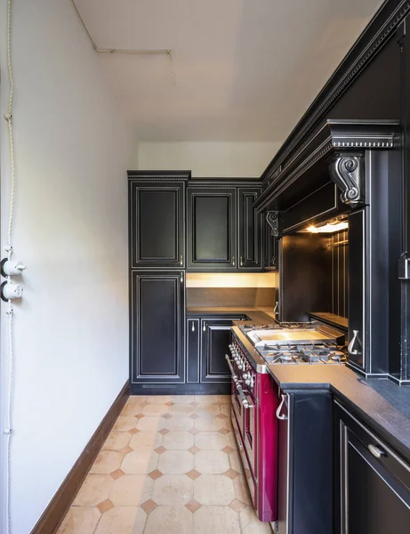 Cucina Con Porte Legno Nero Pareti Bianche Nessuno Dentro — Foto Stock