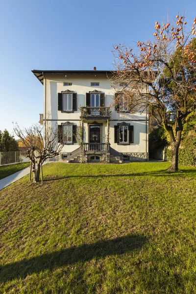 Antigua Villa Exterior Con Jardín Bien Cuidado Día Soleado Hay —  Fotos de Stock