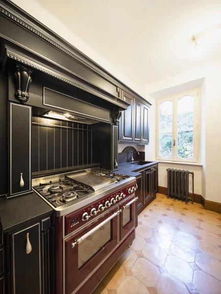 Dapur Dengan Pintu Kayu Hitam Dan Dinding Putih Tak Seorang — Stok Foto