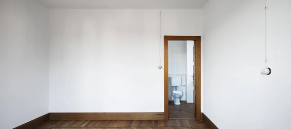 Chambre Vide Avec Murs Blancs Porte Ouverte Sur Les Toilettes — Photo