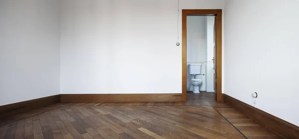 Pustym Pokoju Białych Ścianach Otwarte Drzwi Toalecie Nikt Nie Wewnątrz — Zdjęcie stockowe
