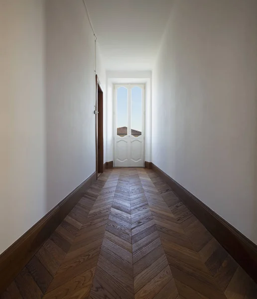 Couloir Avec Parquet Antique Fenêtre Pénètre Beaucoup Lumière Personne Intérieur — Photo