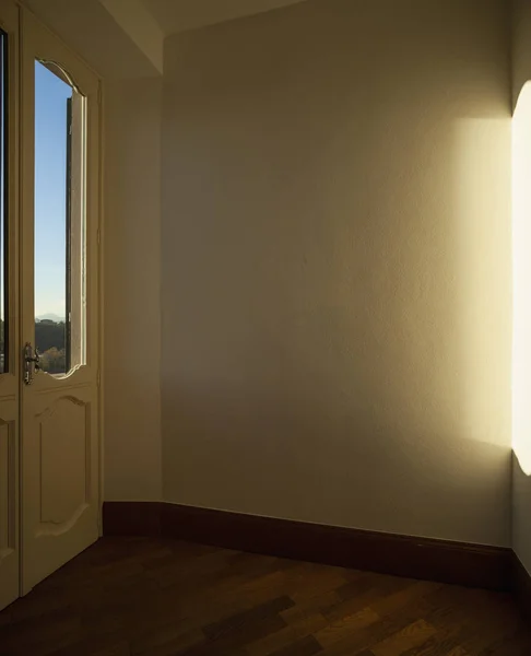 Szczegóły Okno Widokiem Słoneczny Dzień Nikt Wewnątrz — Zdjęcie stockowe