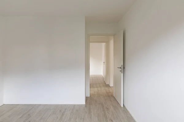 Leerer Raum Mit Weißen Wänden Und Offener Tür Auf Der — Stockfoto