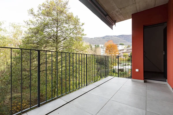 Terrasse Mit Blick Auf Die Natur Der Wohnung Mit Roten — Stockfoto