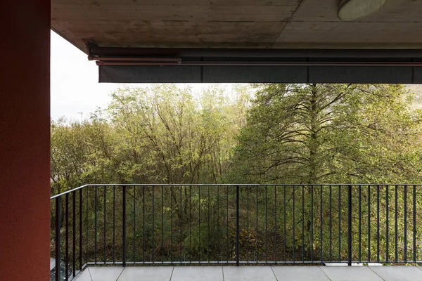 Terraza Con Vistas Naturaleza Apartamento Con Paredes Exteriores Rojas Hay — Foto de Stock