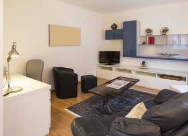 Siyah deri kanepe ve parke ile oturma odası. İçeride kimse yok