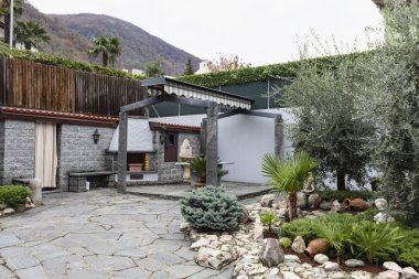 Bir kış gününde villa Bahçesi. İçeride kimse yok