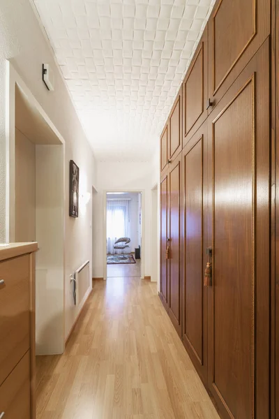 Couloir Avec Parquet Armoire Bois Personne Intérieur — Photo