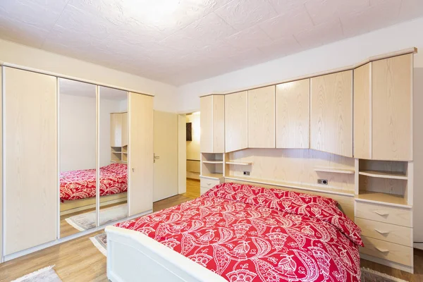 Schlafzimmer Mit Roten Decken Und Holzschrank Niemand Drinnen — Stockfoto