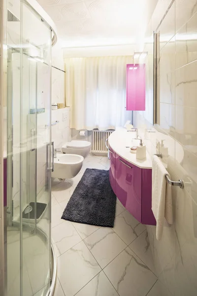 Banheiro Moderno Com Mobiliário Fúcsia Azulejos Brancos Ninguém Dentro — Fotografia de Stock