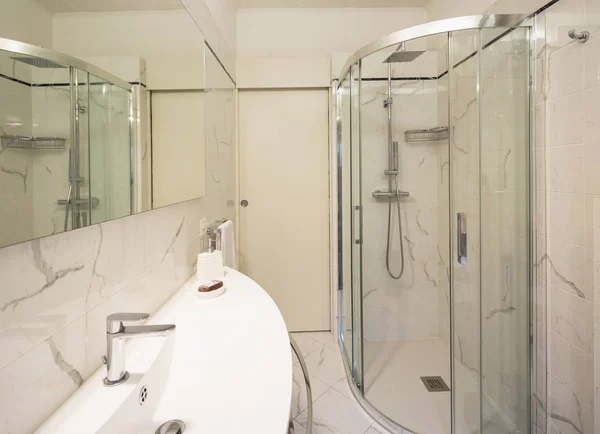 Moderní Koupelna Fuchsie Nábytek Bílé Dlaždice Nikdo Uvnitř — Stock fotografie