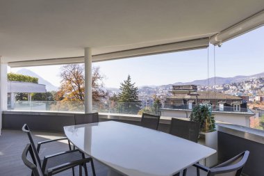 Lounge Teras sandalyeler ve İsviçre Lugano şehir manzaralı tablo oluşur. İçeride kimse yok