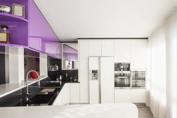 Keuken Met Paarse Witte Kledingkast Zwarte Counter Elegant Minimalistische Niemand — Stockfoto