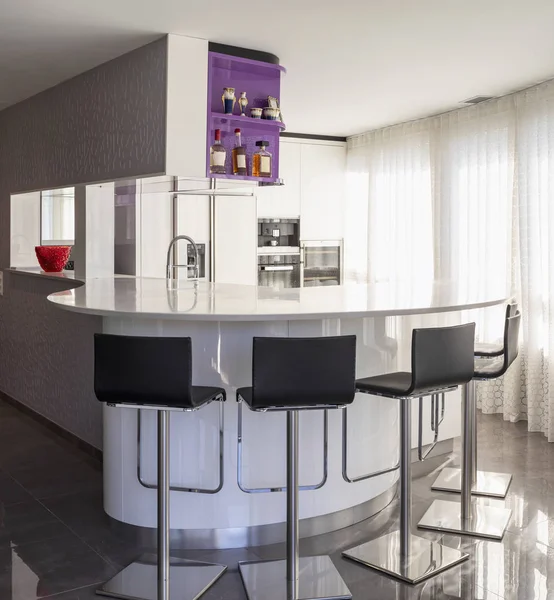 Kitchen Purple White Wardrobe Black Counter Elegant Minimalist Nobody — Stock Photo, Image