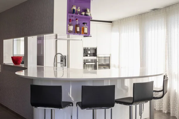 Keuken Met Paarse Witte Kledingkast Zwarte Counter Elegant Minimalistische Niemand — Stockfoto
