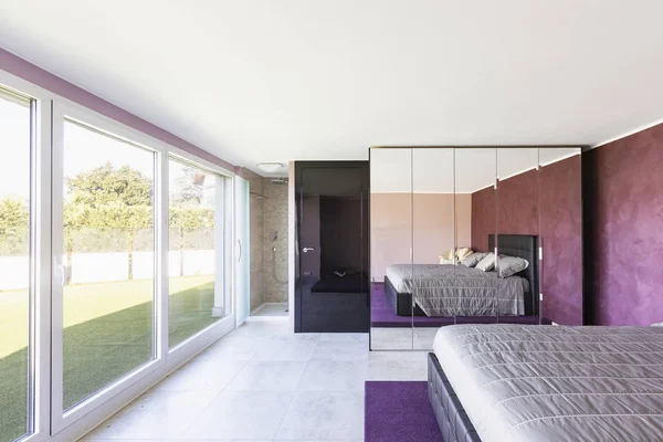 芝生とテラスを望むベッドルーム 紫の壁 誰も内部 — ストック写真