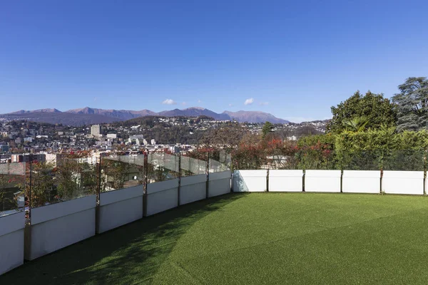 Terraza Con Césped Sintético Con Vistas Ciudad Lugano Suiza Hay — Foto de Stock