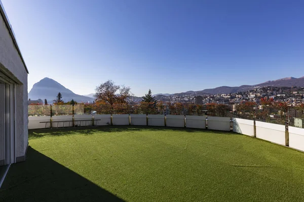 Terraza Con Césped Sintético Con Vistas Ciudad Lugano Suiza Hay — Foto de Stock