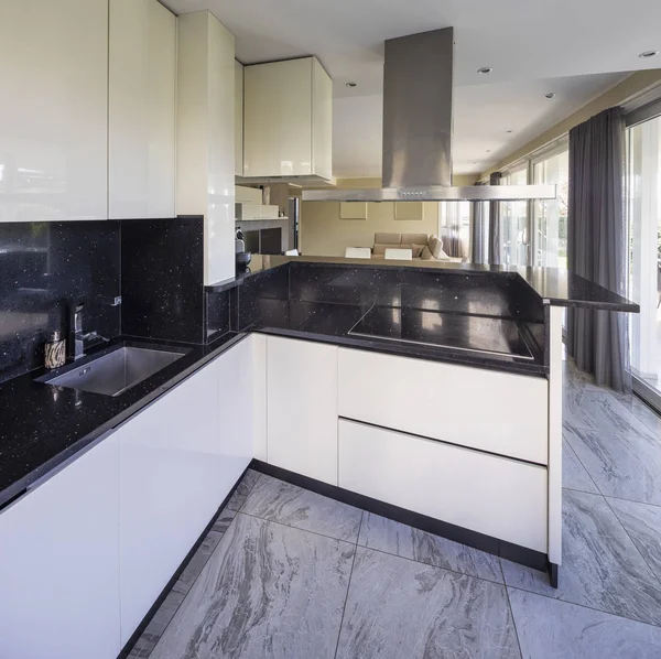 Weiße Küche Mit Schwarzer Marmorplatte Und Großer Dunstabzugshaube Niemand Drinnen — Stockfoto