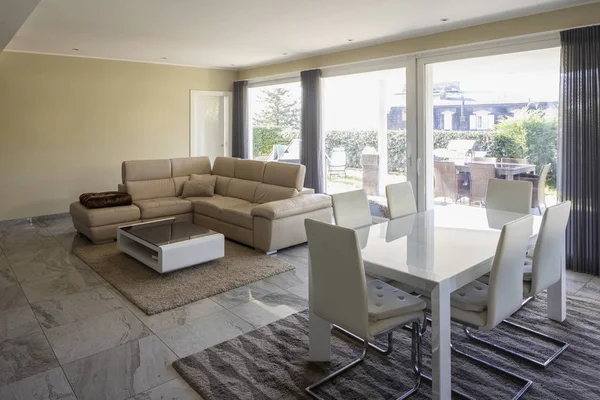 Offenes Wohnzimmer Mit Sofa Tisch Mit Stühlen Und Küche Niemand — Stockfoto