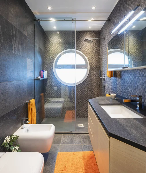 Elegantes Luxus Badezimmer Mit Mosaik Und Kreisförmigem Fenster Frontansicht Niemand — Stockfoto