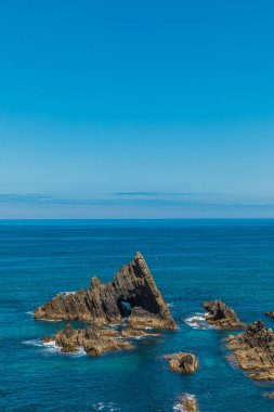 Portekiz uçurumlarda Atlantik Okyanusu bir yaz gününde. Manzara