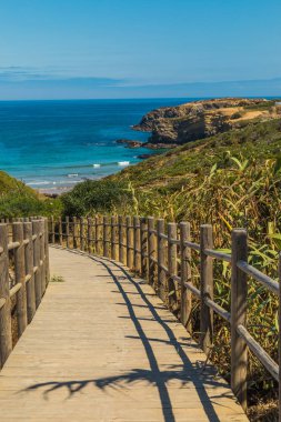 Okyanus manzaralı bir doğal park-Portekiz sahilde ahşap yolu