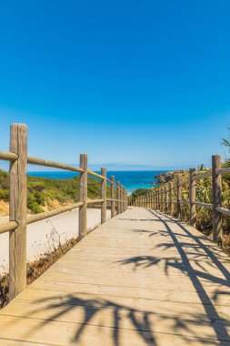 Okyanus manzaralı bir doğal park-Portekiz sahilde ahşap yolu