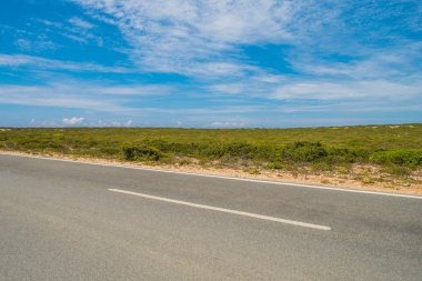 Mavi gökyüzü ile bir yaz günü yolda. Portekizce manzara