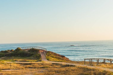 Okyanus manzaralı bir doğal park-Portekiz sahilde ahşap yolu