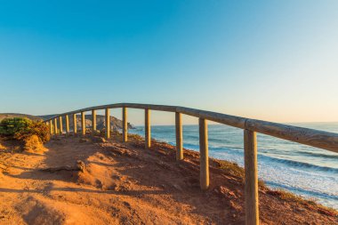 Okyanus manzaralı bir doğal park-Portekiz sahilde ahşap yolu