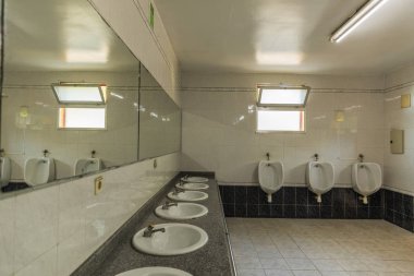 Portekiz kirli ortak banyo. İçeride kimse yok