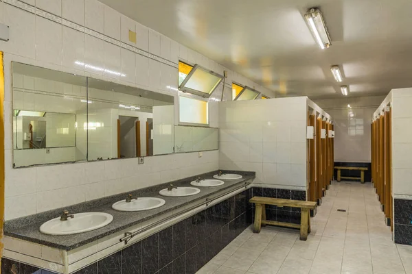 Portekiz Kirli Ortak Banyo Çeride Kimse Yok — Stok fotoğraf