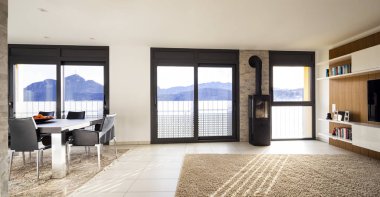 Geniş ve aydınlık modern oturma odası. İçeride kimse yok