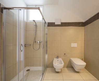 Modern banyo ile zarif bitirir. İçeride kimse yok