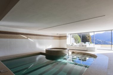 Kapalı havuzu ile göl görünümü ve bar alanı özel Villa. İçeride kimse yok