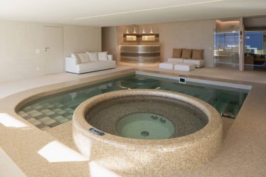Kapalı havuzu ile göl görünümü ve bar alanı özel Villa. İçeride kimse yok