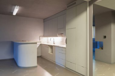 Savurgan kat ile gri mutfak. İçeride kimse yok