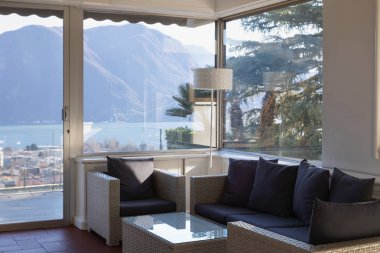 İçeride kimse yok, göle bakan pencere ile oturma odası