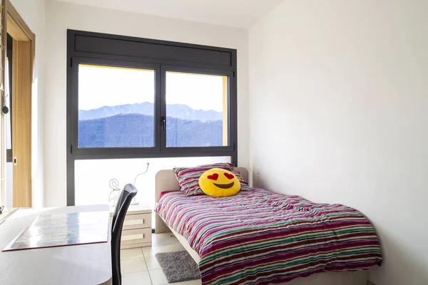 山を見渡せる窓付きの明るいベッドルーム 誰も内部 — ストック写真