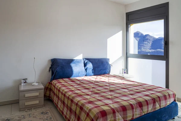 Dağlara Bakan Pencere Parlak Yatak Odası Çeride Kimse Yok — Stok fotoğraf