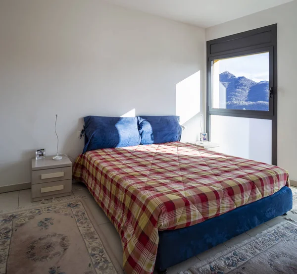 Dağlara Bakan Pencere Parlak Yatak Odası Çeride Kimse Yok — Stok fotoğraf