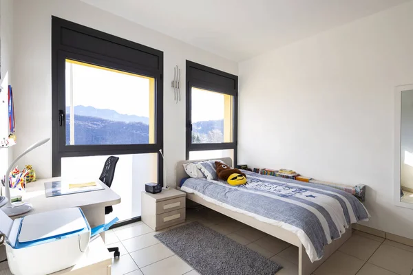 山を見渡せる窓付きの明るいベッドルーム 誰も内部 — ストック写真