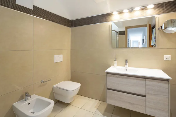 Banheiro Moderno Com Acabamentos Elegantes Ninguém Dentro — Fotografia de Stock